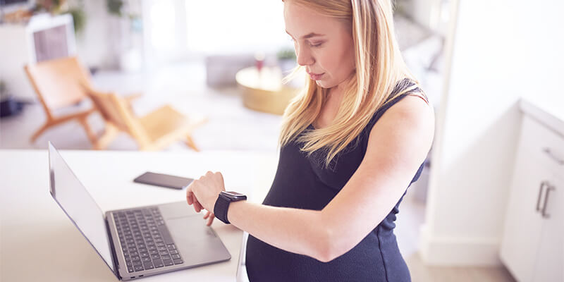 Сколько времени проходит между признаками родов во время первой беременности и рождением ребенка?