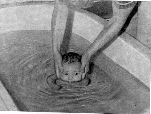 Погрузите рот ребенка под воду