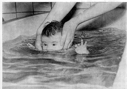Погрузите носик малыша под воду