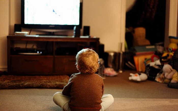 Могут ли дети смотреть телевизор?