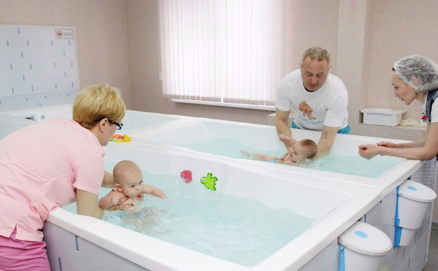 Купание детям в бане и бассейне: польза или вред?