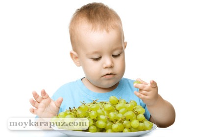 Ребенок ест виноград