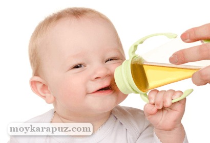 Ребенок пьет ягодный сок