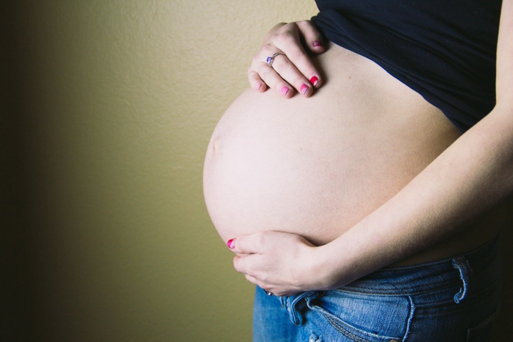 Запор при беременности может быть связан с гормональными изменениями, фото