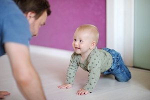 Как научить малыша ползать в 5 месяцев