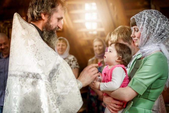 Можно ли крестить ребенка без крестных родителей?