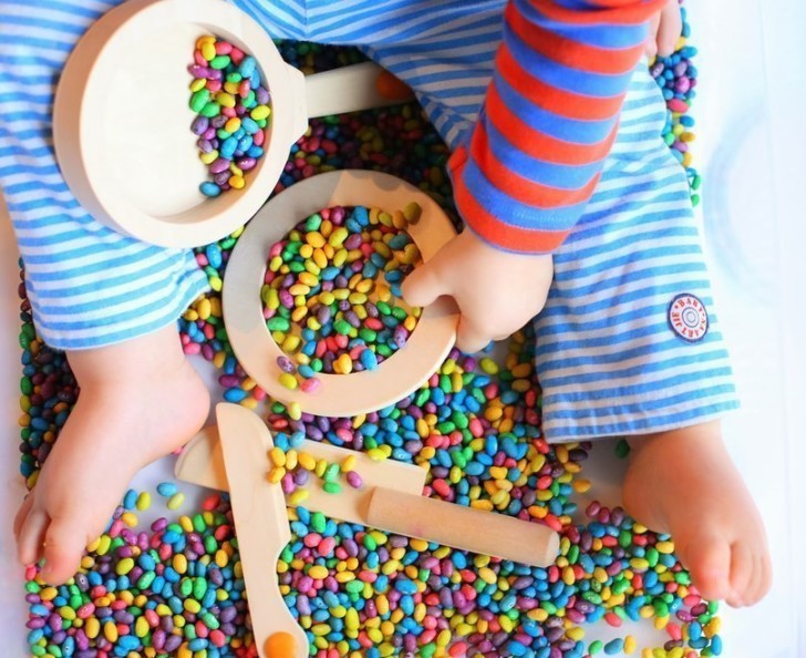 Ребенок с цветными шарами