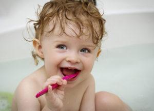 Когда начинать чистить зубы ребенку, с какого возраста и как научить малыша делать это правильно?