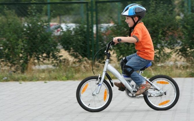 Прогулка на собственном велосипеде также поможет вам привыкнуть к спорту. Фото с сайта www.wclub.ru