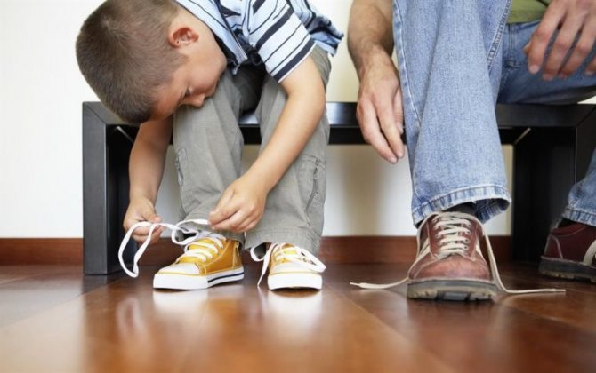 Как научить ребенка завязывать шнурки: стишок, игра или упорство