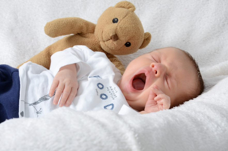 Почему грудной ребенок мало спит днем и ночью