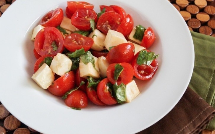 Салат с помидорами черри, перцем и грушами
