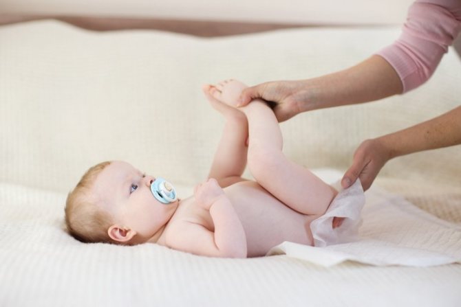 Смена подгузника на ночь: нужно ли будить ребенка?
